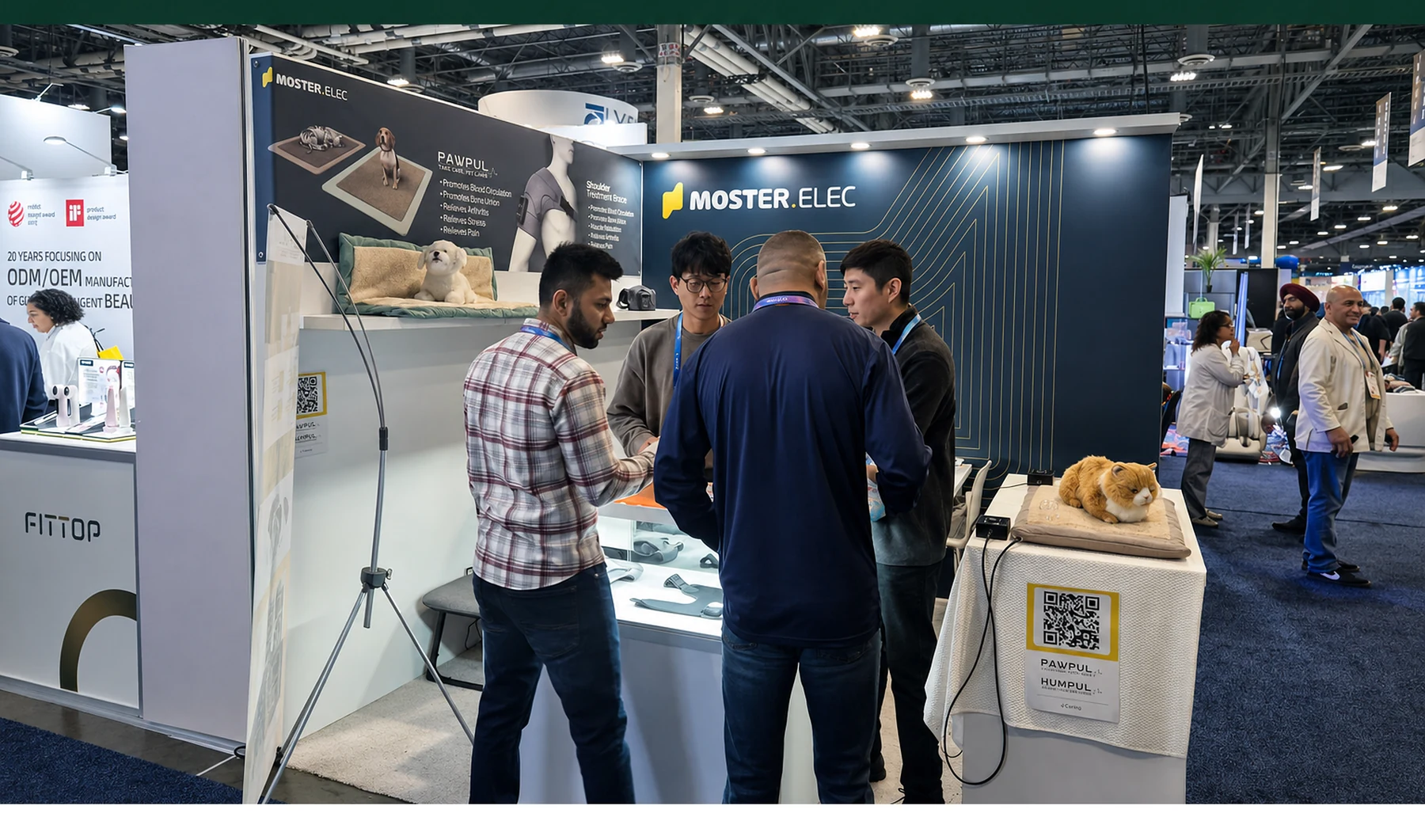 글로벌 전시회에서 해외 바이어와 상담하는 MOSTER ELEC INC 부스